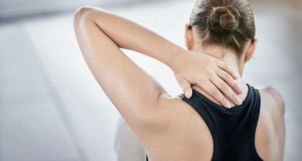 Pijn in nek kun je op meerdere manieren makkelijk voorkomen