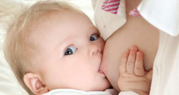 Vrouw krijgt klappen vanwege borstvoeding in het openbaar